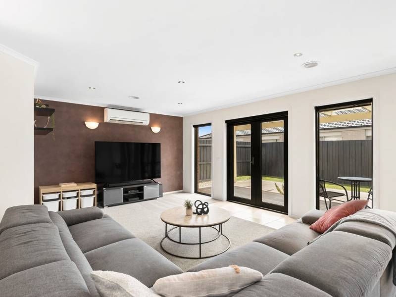 21 Carstairs Cl, Grovedale, VIC 3216 Australia